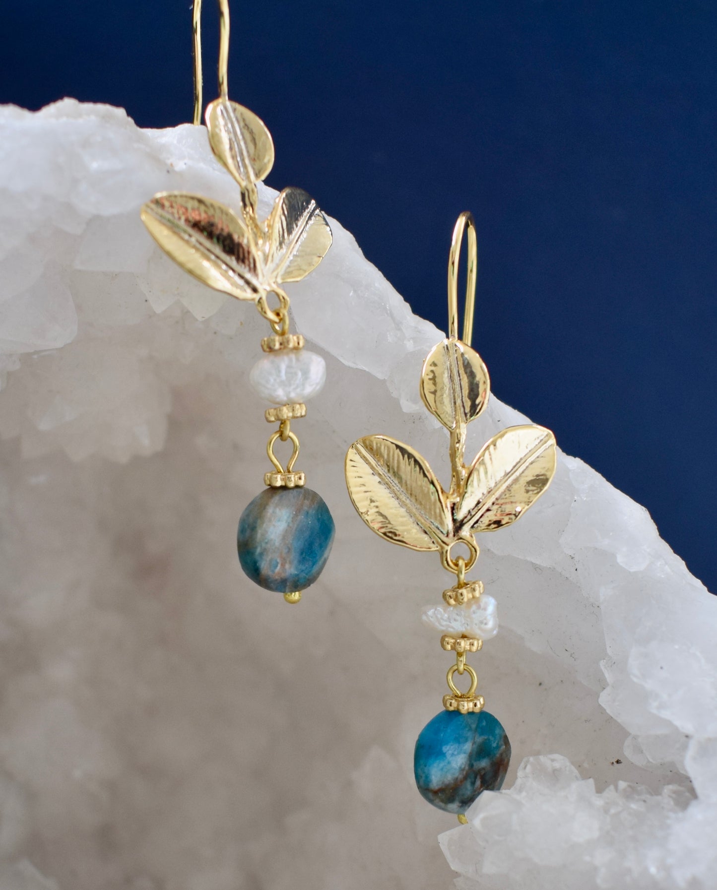 24 karaat vergulde oorbellen met echte parels en lapis lazuli